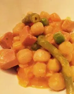 Mehr über den Artikel erfahren Kichererbsen-Curry: Perfekt für Partys & Wintertage
