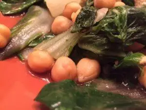 Mehr über den Artikel erfahren Pak Choi-Träumchen an Kichererbsen-Wolke mit Mangold