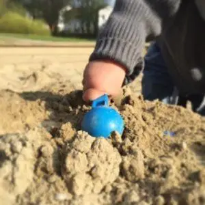 Mehr über den Artikel erfahren Das Grauen trägt einen Namen: Sonntags, high noon auf dem Spielplatz