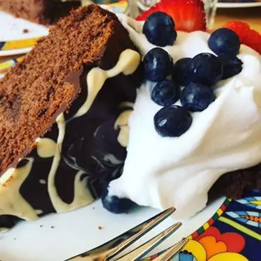 Mehr über den Artikel erfahren Glück ist essbar: Nackter Schokoladentraum – veganer Schokoladenkuchen mit Beeren