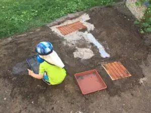 Mehr über den Artikel erfahren DIY: Barfußpfad im Garten
