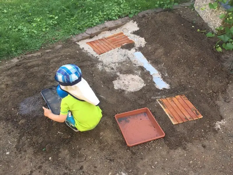 Mehr über den Artikel erfahren DIY: Barfußpfad im Garten
