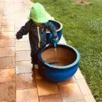 Kinder im Garten Kleinkind helfen Garten für Kinder