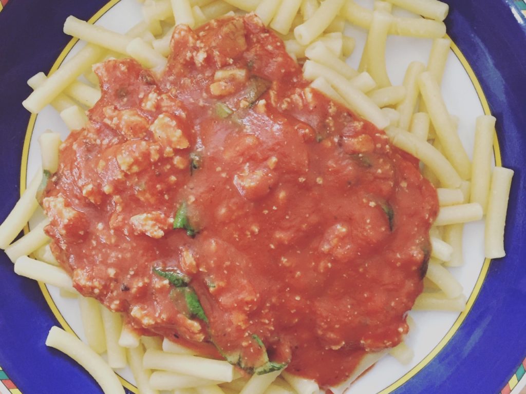 Vegane Bolognese - extra lecker auch für Kinder - KUCHENERBSE Elternblog Vegane Bolognese - extra lecker auch für Kinder - KUCHENERBSE Elternblog
