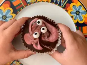 Mehr über den Artikel erfahren Schaurig-schön: Halloween-Rezept für Kinder – gruselige Muffins ohne Zucker