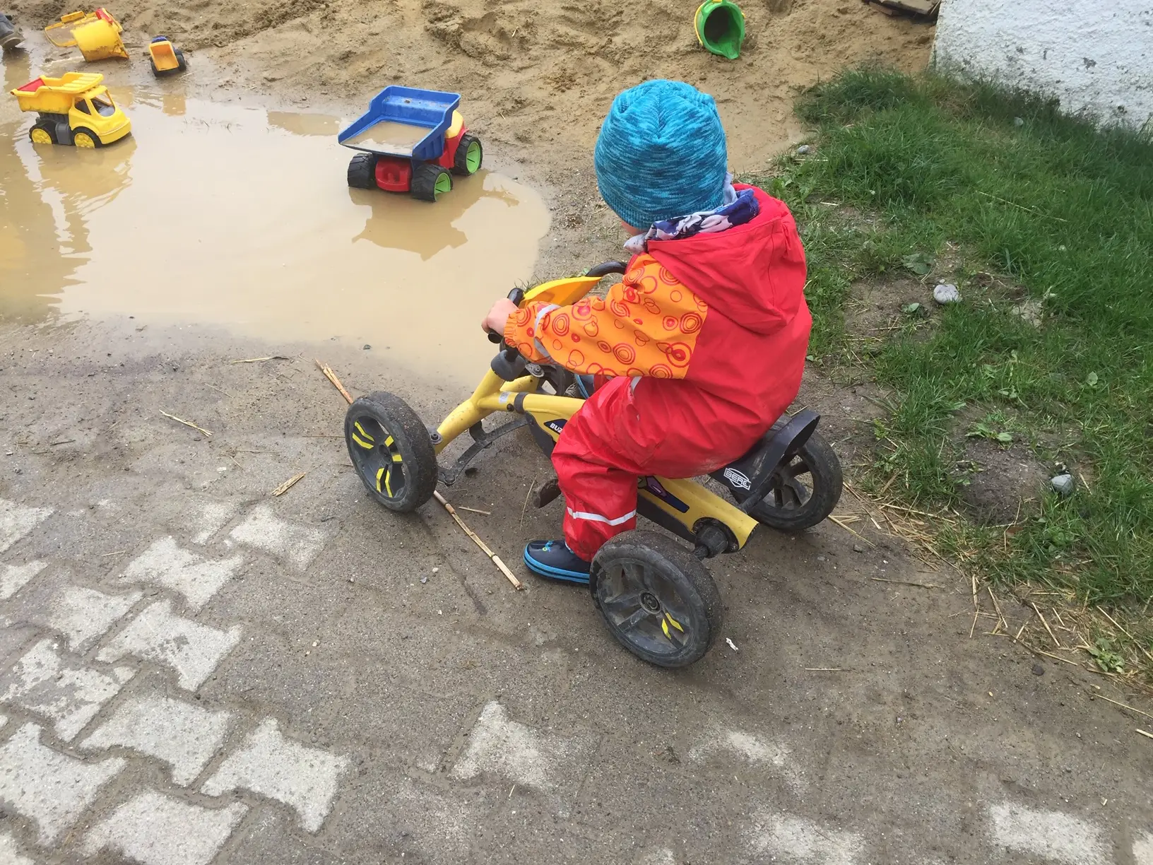 Mehr über den Artikel erfahren Beschäftigungen für Kinder bei einer Ausgangssperre für drinnen & draußen – 111 Ideen