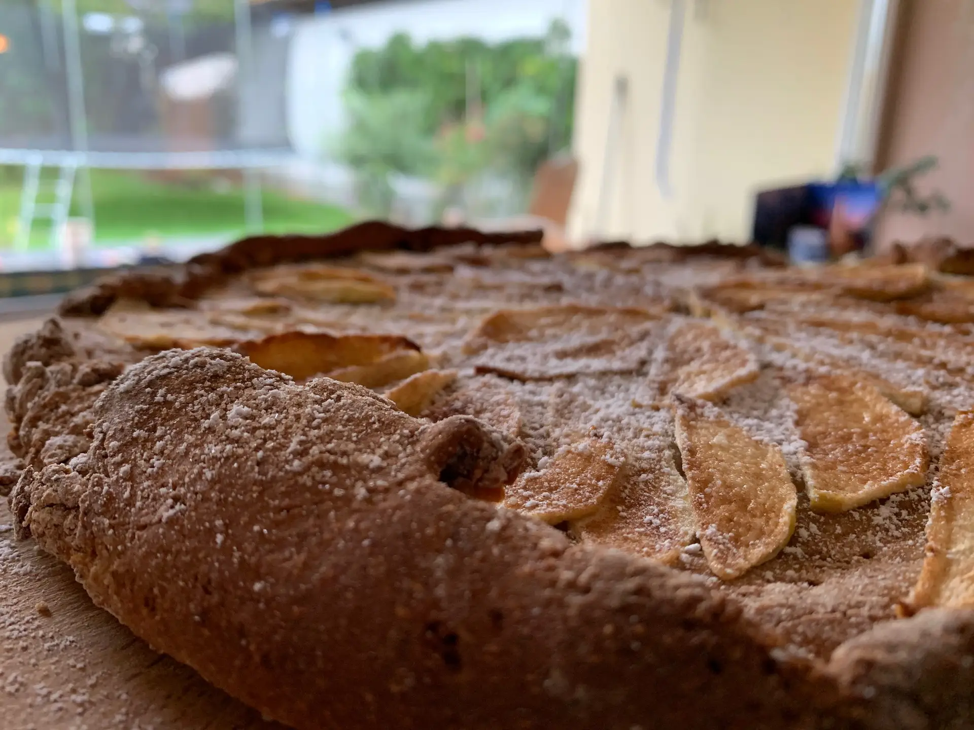 Mehr über den Artikel erfahren Einfacher Apfelkuchen ohne Zucker – ruckzuck-Variante mit Kichererbsen-Hefeteig