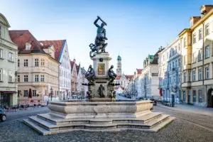 Herkulesbrunnen-Augsburg_Familienausflug-Augsburg_Wassermangement-System-Augsburg-Tour_Augsburg-mit-Kindern-entdecken_Ausflug-Augsburg-Kinder