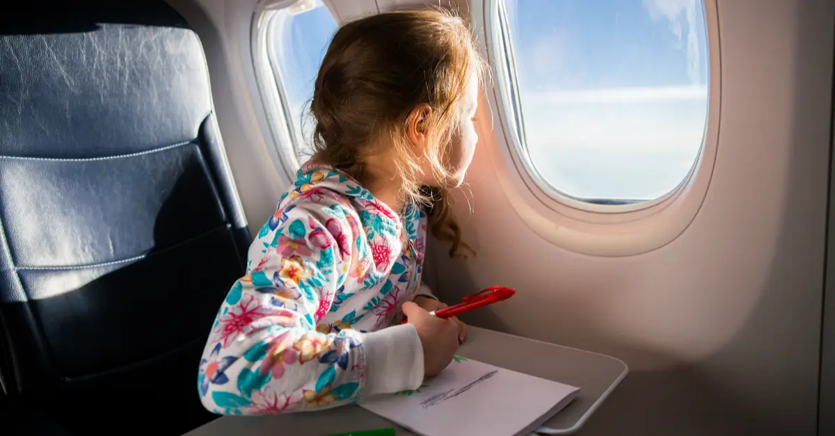 Mehr über den Artikel erfahren Fliegen mit Kindern – Experten-Interview mit Flugbegleiterin Delia Wings