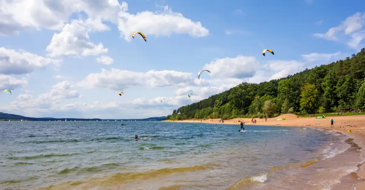 Mehr über den Artikel erfahren 5 Seen in Bayern mit Sandstrand