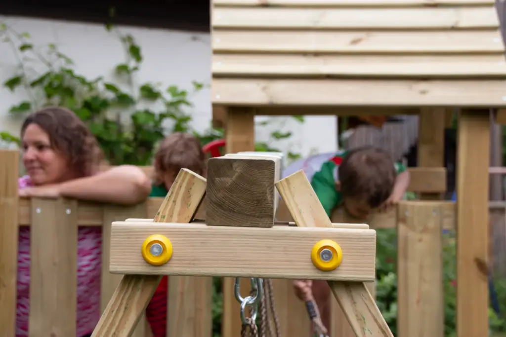 spielturm-test_bewegung-zuhause-kinder