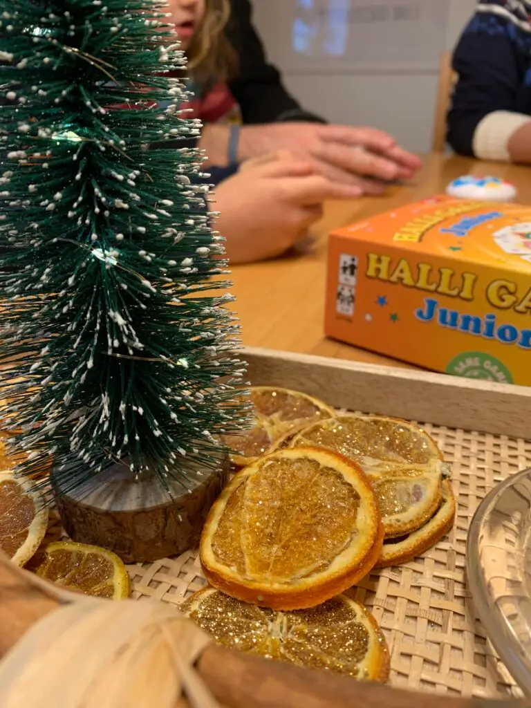 advent-mit-kindern-tisch-geschmückt-karten-spielen