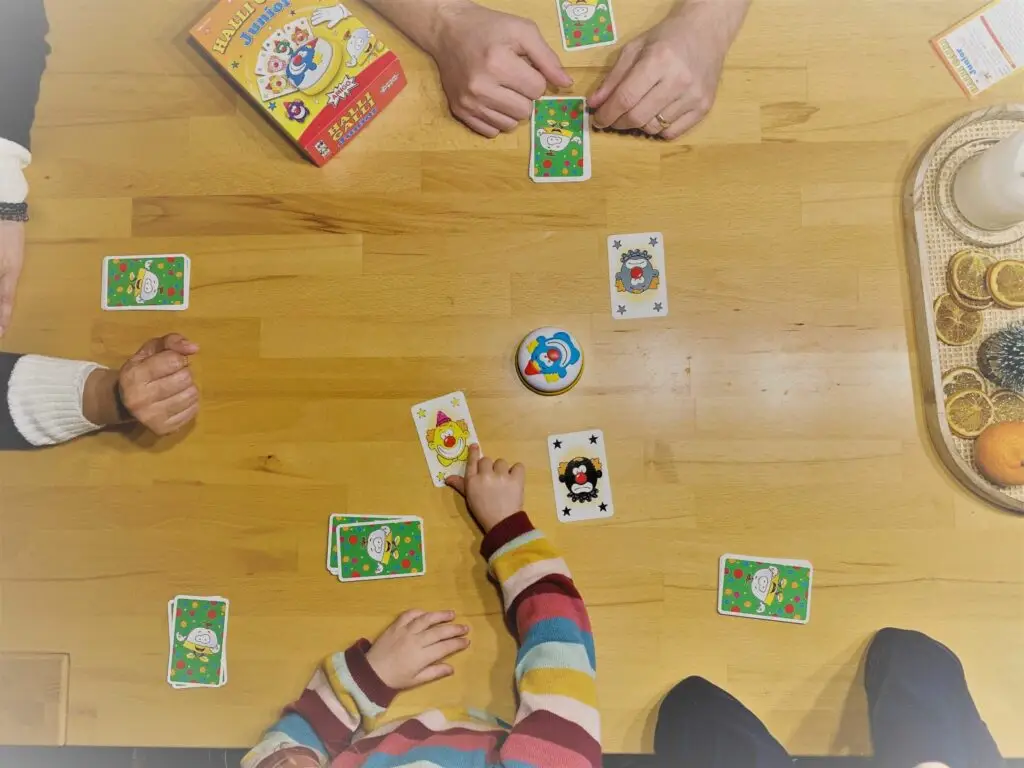karten-spielen-mit-kindern